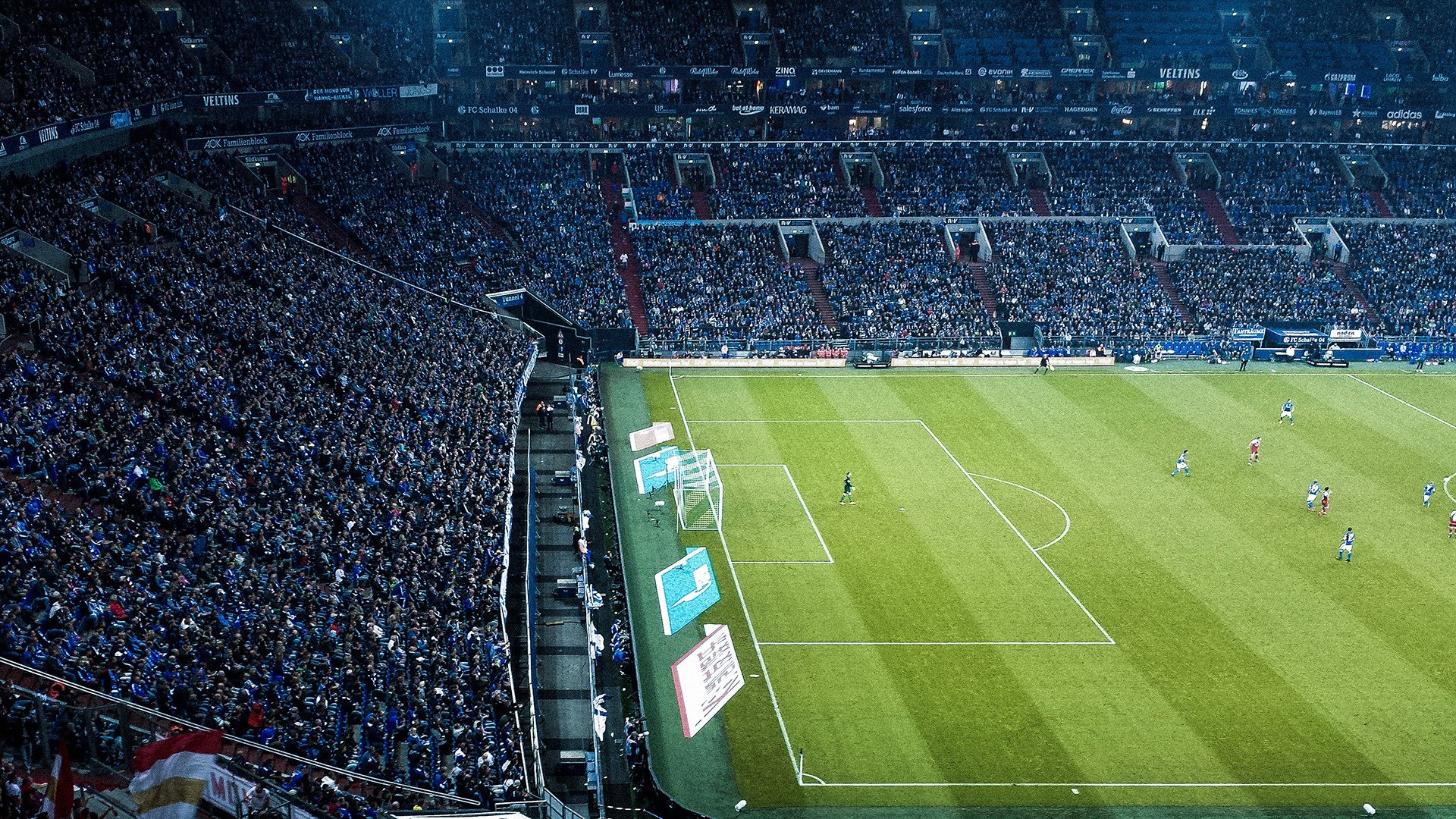 爱游戏智能体验-【视频“VAR”系统引发争议】裁判科技应用，提升公正是否存在副作用？