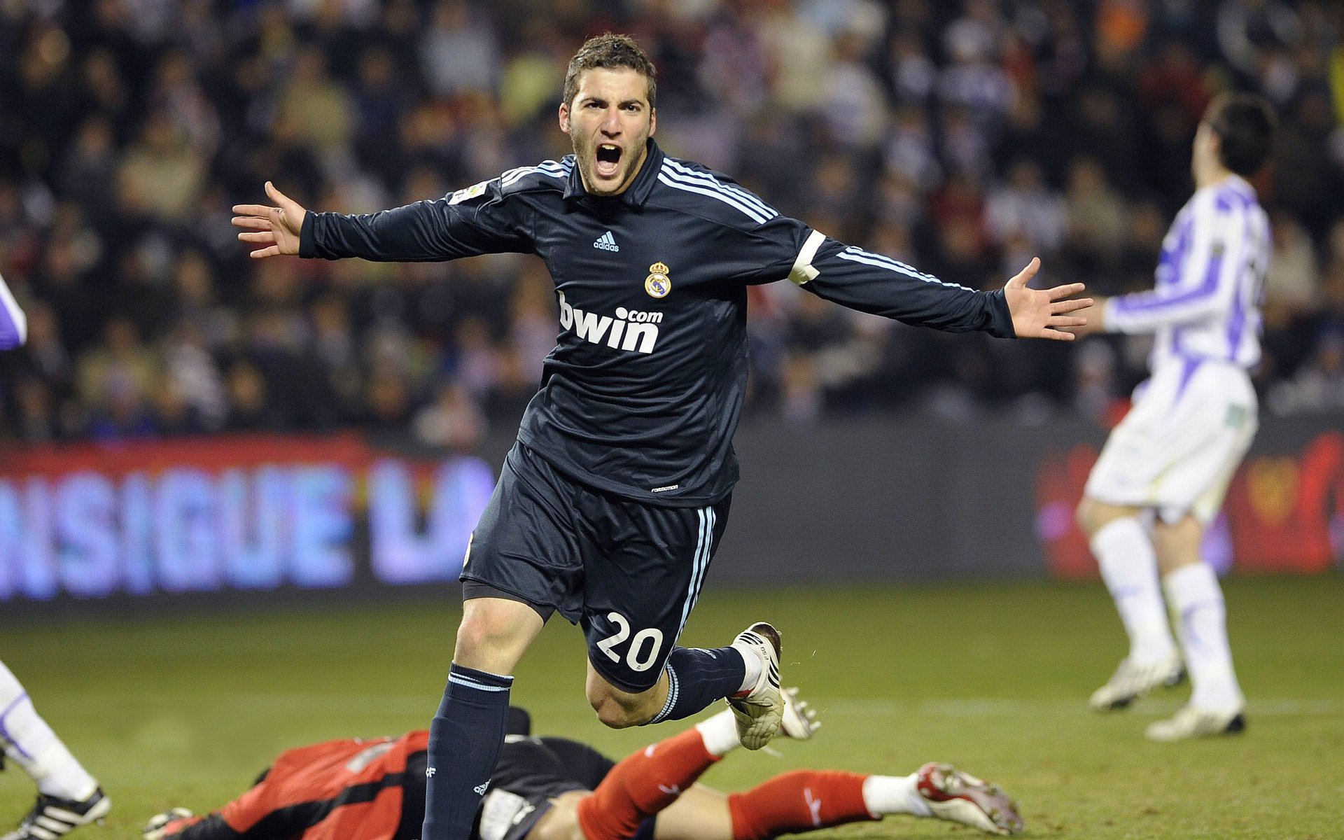 爱游戏电竞-德甲:多特在补时绝杀对手,追赶拜仁压力倍增,德甲 多特